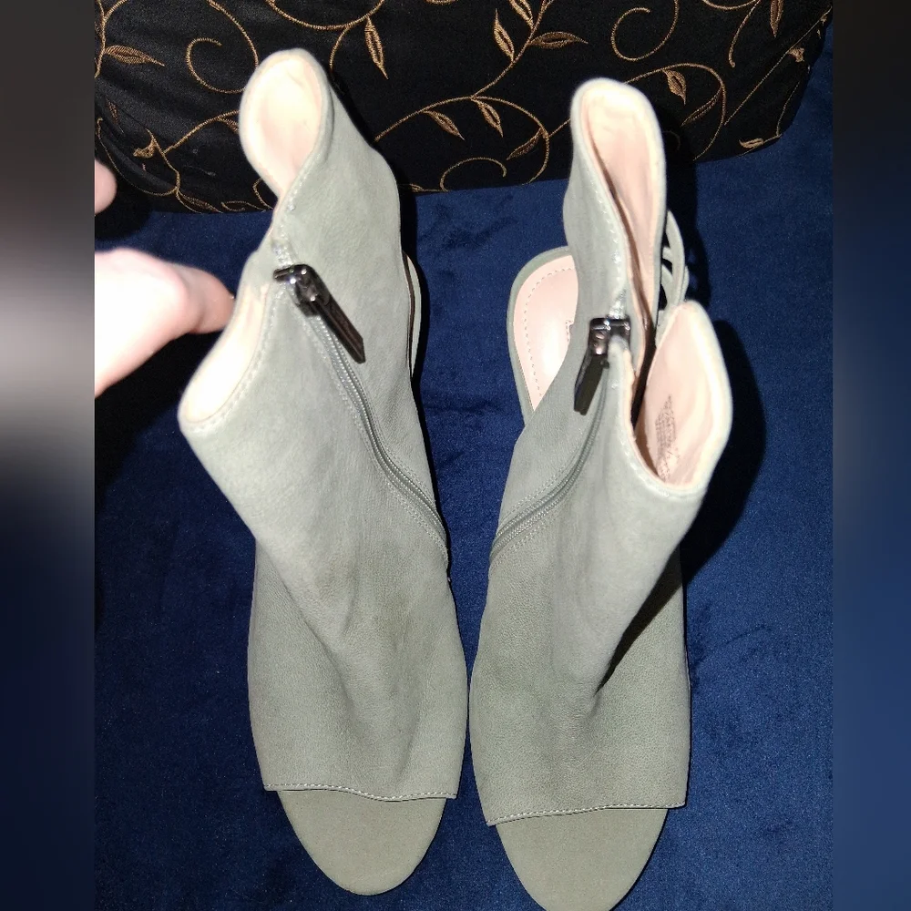 EUC BCBGeneration Size 9.5 Sage Green Cornelius Corset Boots!